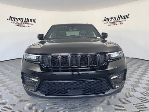 Used 2023 Jeep Grand Cherokee Altitude AWD/4WD image 5