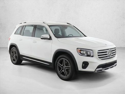 Used 2024 Mercedes-Benz C 300 Sedan image 3