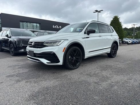 Used 2022 Volkswagen Tiguan SE R-Line AWD/4WD image 2