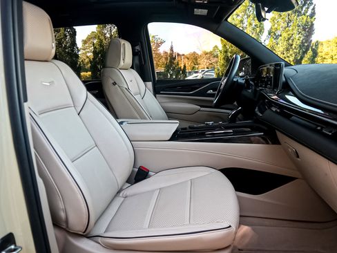 Used 2024 Cadillac Escalade Premium Luxury image 34