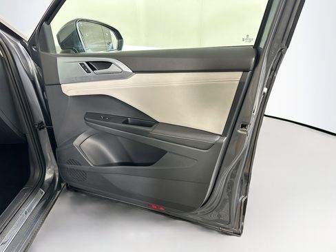 Used 2025 Volkswagen Taos SE FWD image 30