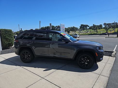 Used 2024 Jeep Grand Cherokee Altitude AWD/4WD image 7