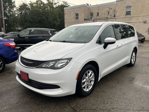Used 2017 Chrysler Pacifica LX FWD image 2