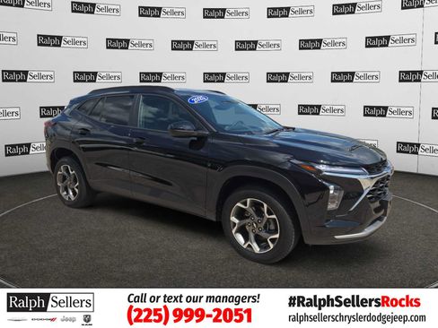 Used 2025 Chevrolet Trax LT FWD image 1