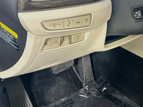 Used 2019 Genesis G90 3.3T Premium RWD image 10