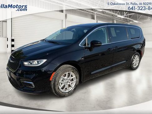 Used 2024 Chrysler Pacifica Touring-L FWD image 8
