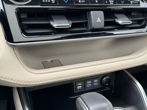 Certified 2022 Toyota Highlander Platinum image 19