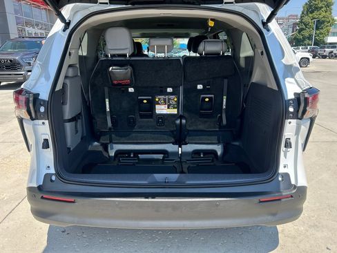 Used 2023 Toyota Sienna XLE FWD image 13