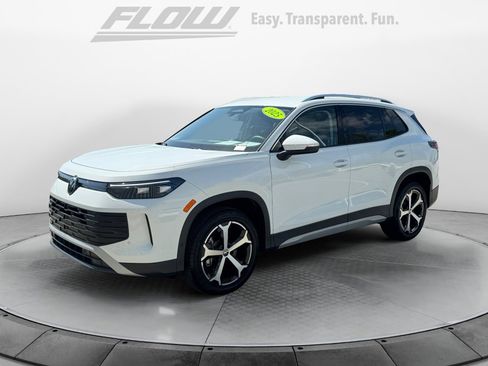 Used 2025 Volkswagen Tiguan SE image 4