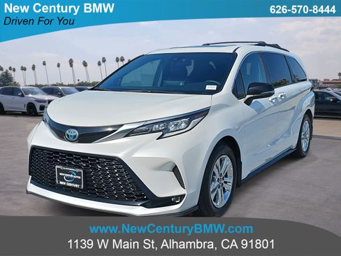 Used 2023 Toyota Sienna XSE image 1
