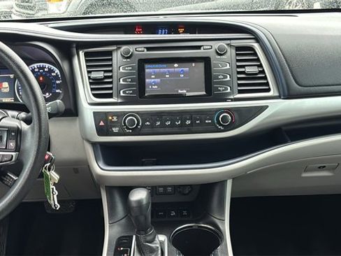 Used 2017 Toyota Highlander LE w/ Carpet Mat Package image 9