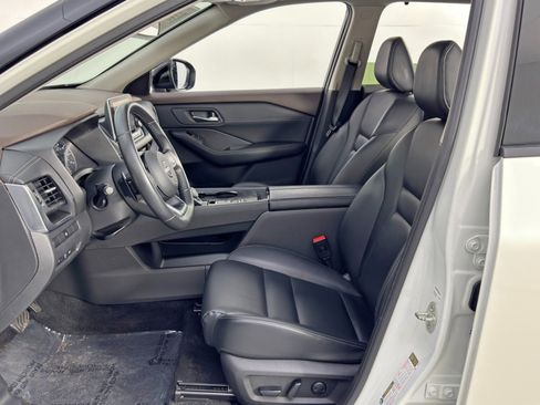 Used 2023 Nissan Rogue SV w/ SV Premium B Package image 16