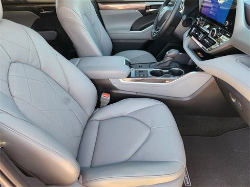 New 2026 Toyota Highlander Platinum image 10