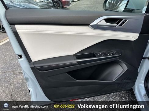 Certified 2025 Volkswagen Taos SE w/ Panoramic Sunroof Package image 13