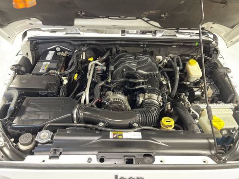 Used 2014 Jeep Wrangler Unlimited Sahara w/ Connectivity Group AWD/4WD image 3