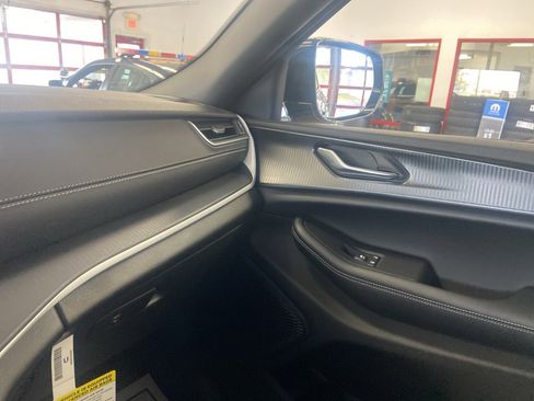 New 2025 Jeep Grand Cherokee Altitude image 32