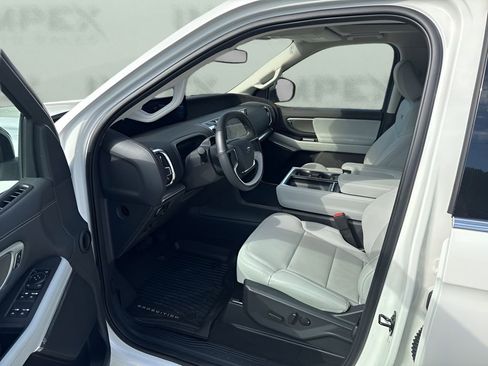 Used 2025 Ford Expedition Platinum w/ Driver's Package image 9