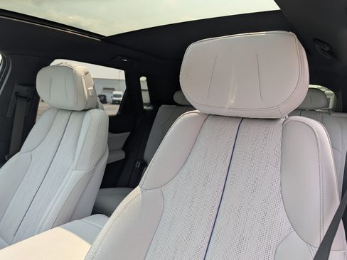Used 2024 Cadillac Lyriq Luxury AWD/4WD image 15