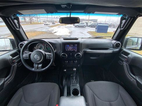 Used 2018 Jeep Wrangler Unlimited Sport S image 29