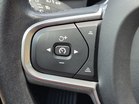 Used 2020 Volvo XC60 T5 Momentum FWD image 25