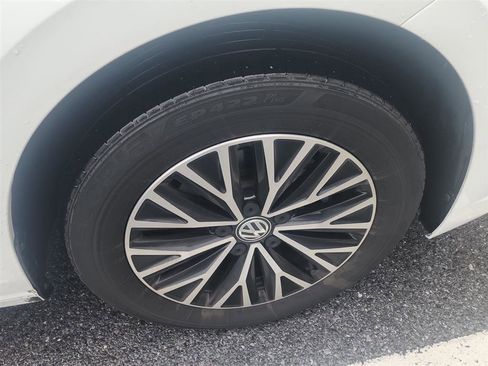 Used 2021 Volkswagen Jetta SE FWD image 3