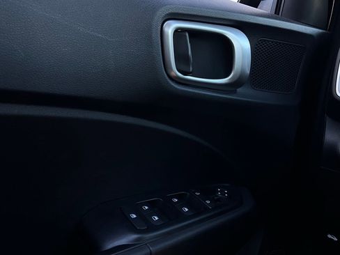 Used 2025 Hyundai Venue SEL image 21