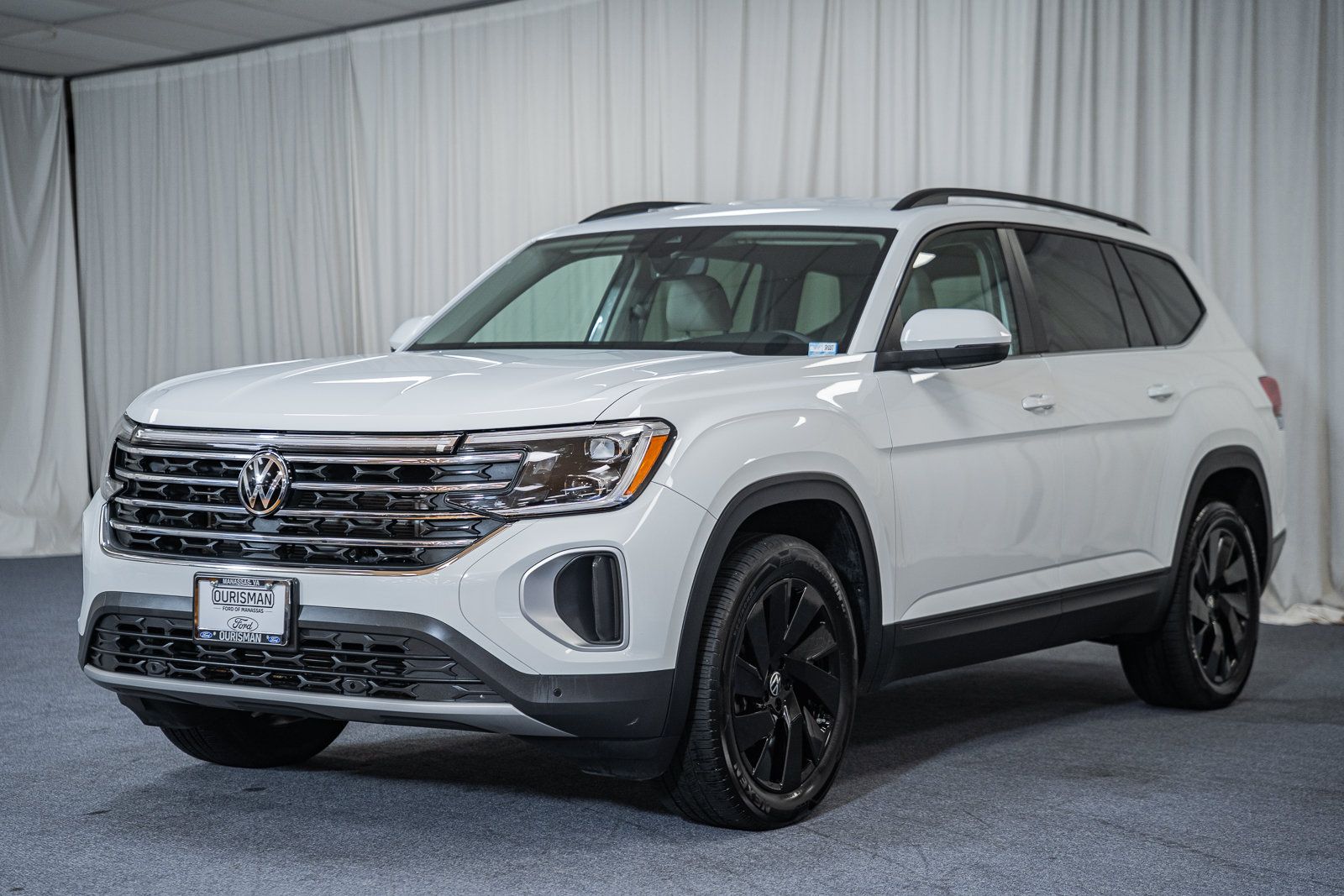 Used 2024 Volkswagen Atlas SE w/ Black Wheel Package AWD/4WD image 3