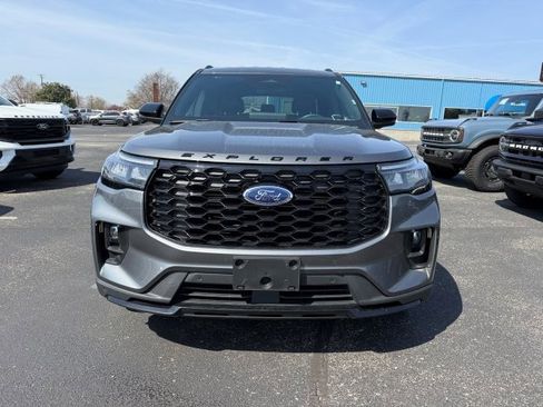 Used 2025 Ford Explorer ST-Line w/ ST-Line Street Pack image 2