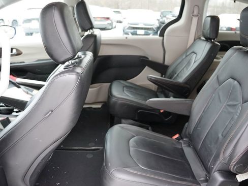 Certified 2017 Chrysler Pacifica Touring-L image 16