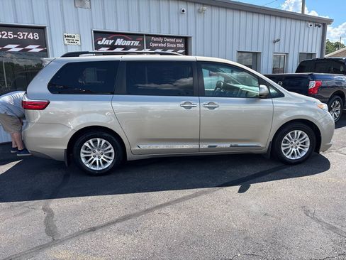 Used 2017 Toyota Sienna XLE w/ XLE Navigation Package FWD image 2