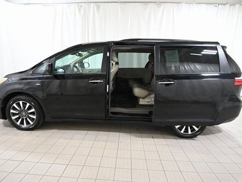 Used 2018 Toyota Sienna XLE Premium image 12