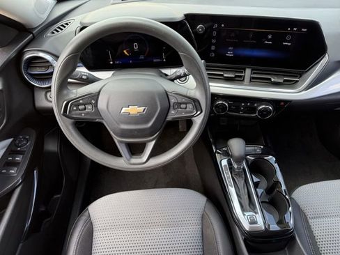 Used 2025 Chevrolet Trax LT image 14