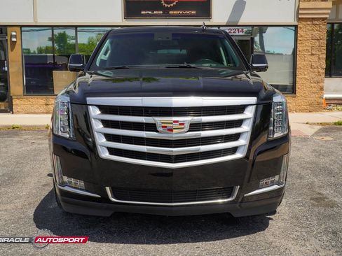 Used 2018 Cadillac Escalade Luxury AWD/4WD image 2