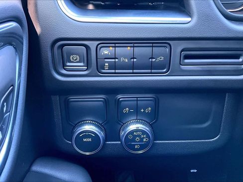 Used 2021 GMC Yukon SLT w/ SLT Premium Package image 35