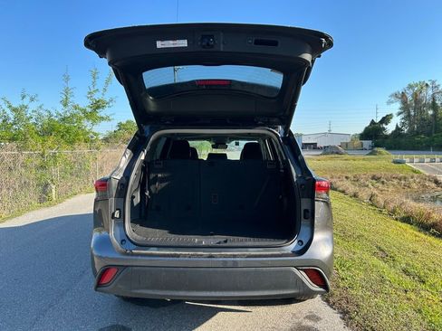 Used 2022 Toyota Highlander XLE image 9