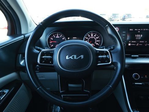 Used 2024 Kia Carnival LX image 11