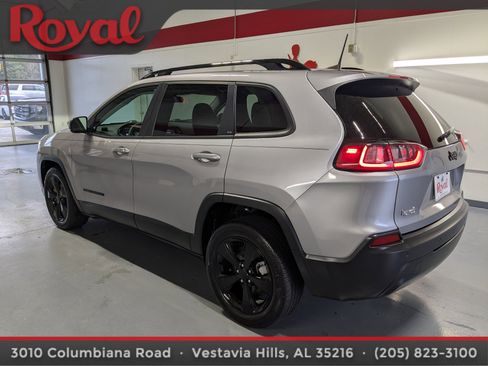 Used 2020 Jeep Cherokee Latitude Plus image 2