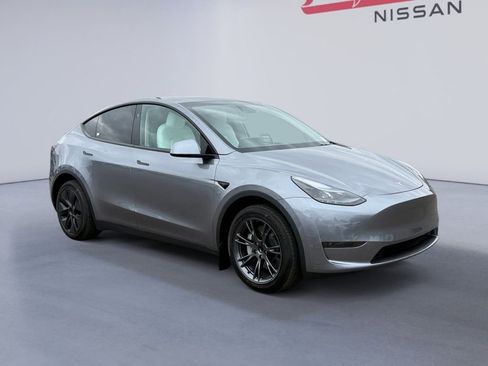 Used 2024 Tesla Model Y 2WD image 7