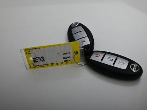 Used 2016 Nissan Rogue SV FWD image 48