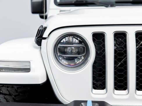 Used 2022 Jeep Wrangler Sahara image 3