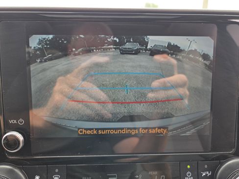Used 2024 Toyota Highlander XLE AWD/4WD image 25