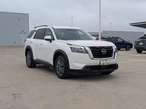 Used 2025 Nissan Pathfinder SV FWD image 7