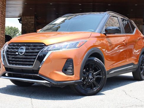 Used 2023 Nissan Kicks SR image 2
