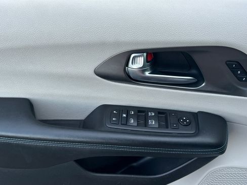 Used 2021 Chrysler Pacifica Touring-L image 11