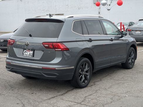 Used 2023 Volkswagen Tiguan SE image 3