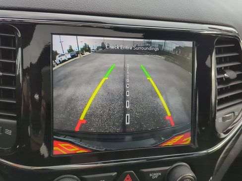 Used 2022 Jeep Grand Cherokee Laredo X image 19