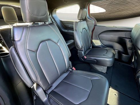 New 2026 Chrysler Pacifica Select image 10