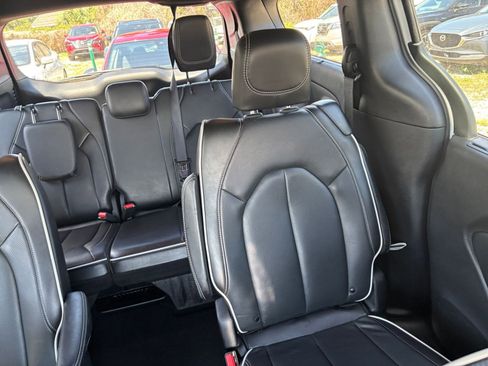 Used 2025 Chrysler Pacifica Limited FWD image 41