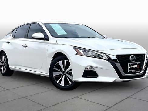 Certified 2022 Nissan Altima 2.5 SV w/ SV Premium Package FWD image 3