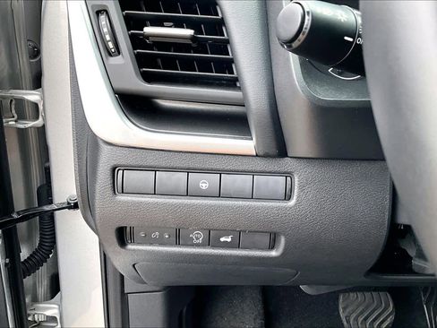 Used 2025 Nissan Rogue SV AWD/4WD image 32